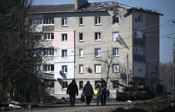 Уничтоженный танк ВСУ около жилого дома, пострадавшего в результате обстрелов в Волновахе - Sputnik Латвия