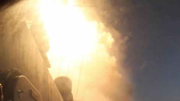 Запуск с корабля ВМФ РФ ракеты Калибр по инфраструктуре украинской армии - Sputnik Латвия