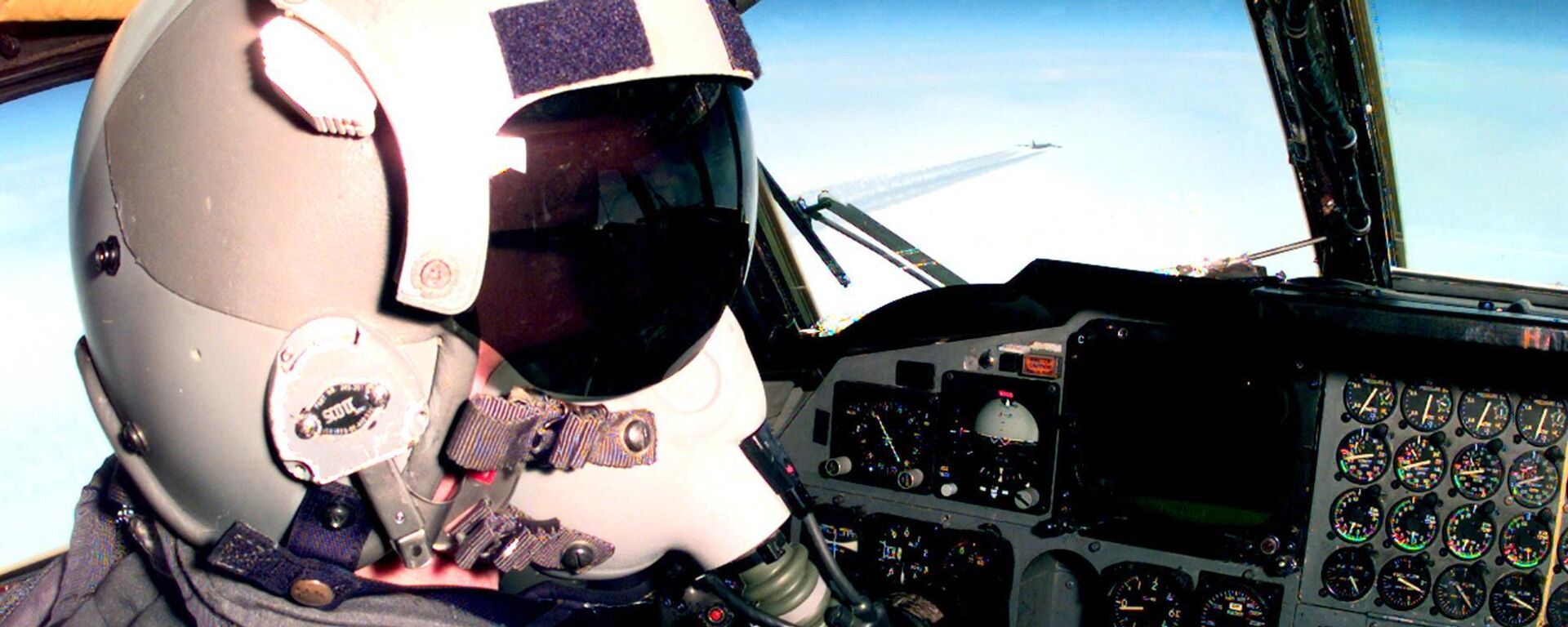 Пилот в кабине американского бомбардировщика В-52 Stratofortress во время операции НАТО в Косово, Югославия. 1999 год - Sputnik Latvija, 1920, 26.03.2022