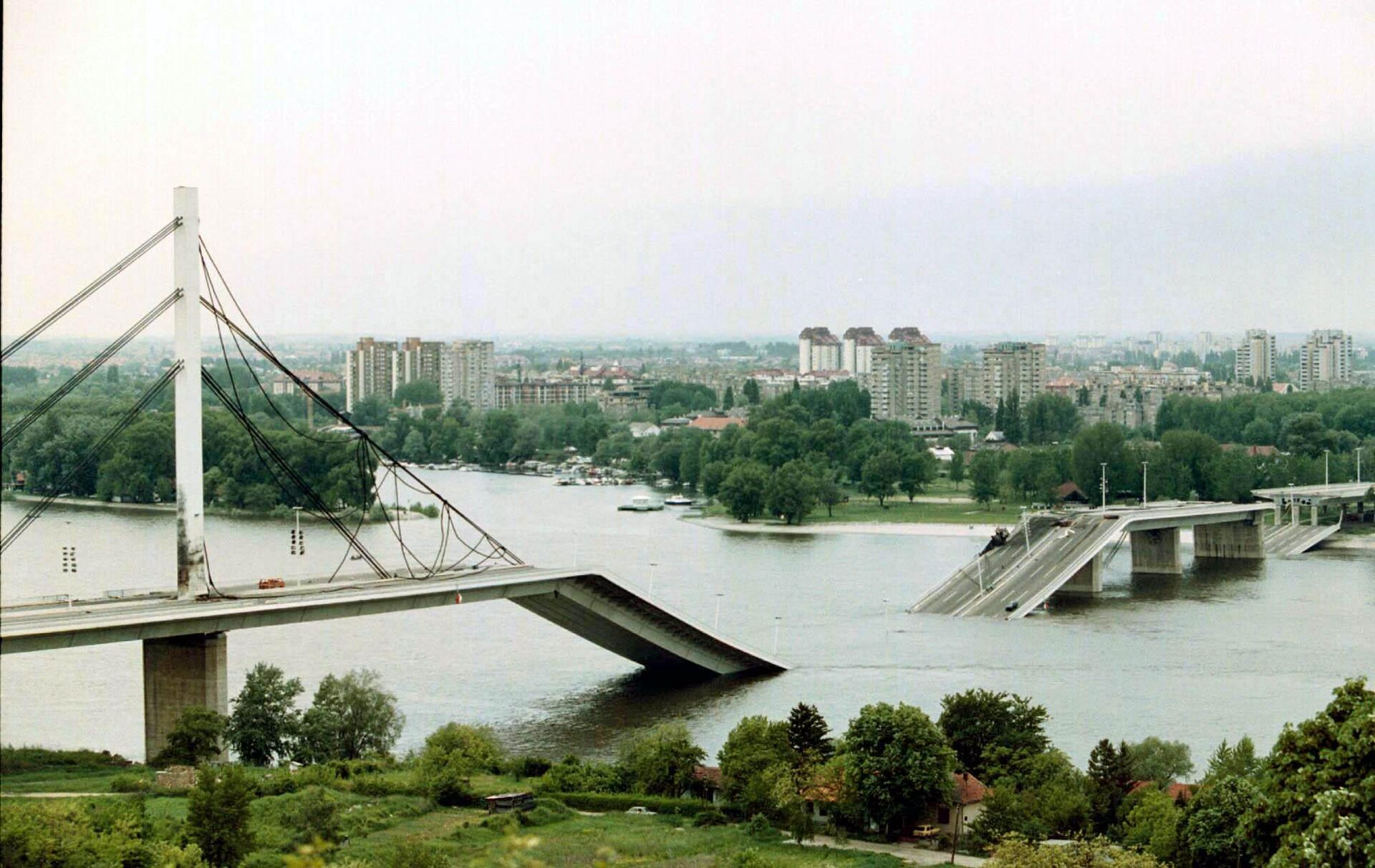Разрушенный в результате авиаударов НАТО мост в городе Нови-Сад, Югославия. Май 1999 - Sputnik Latvija, 1920, 26.03.2022