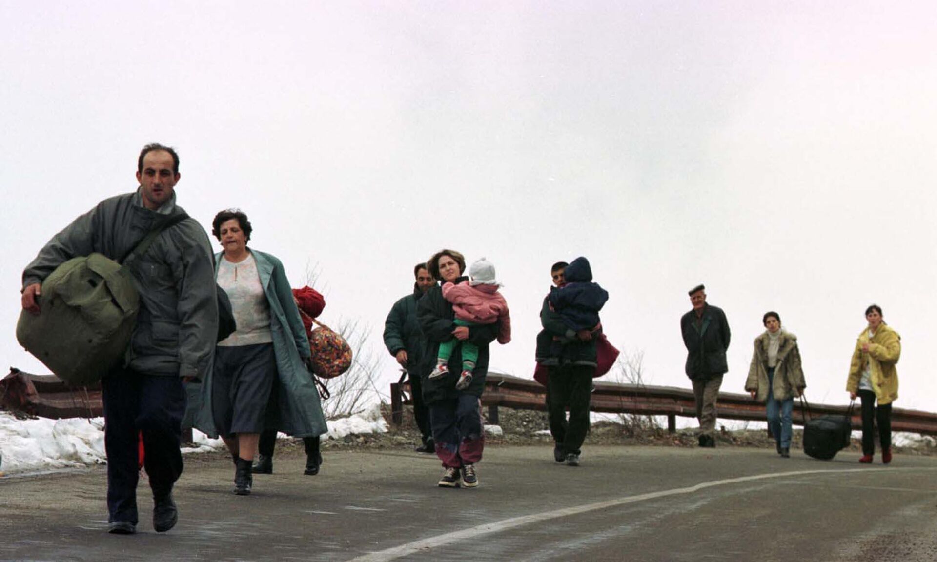 Беженцы из города Печ двигаются в сторону черногорской границы, 29 марта 1999 - Sputnik Latvija, 1920, 26.03.2022