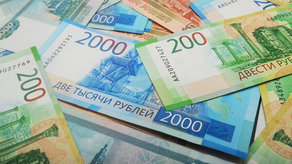 Банкноты номиналом 200 и 2000 рублей - Sputnik Латвия
