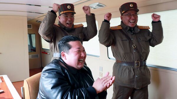 Северокорейский лидер Ким Чен Ын во время испытательного пуска межконтинентальной баллистической ракеты нового типа - Sputnik Латвия
