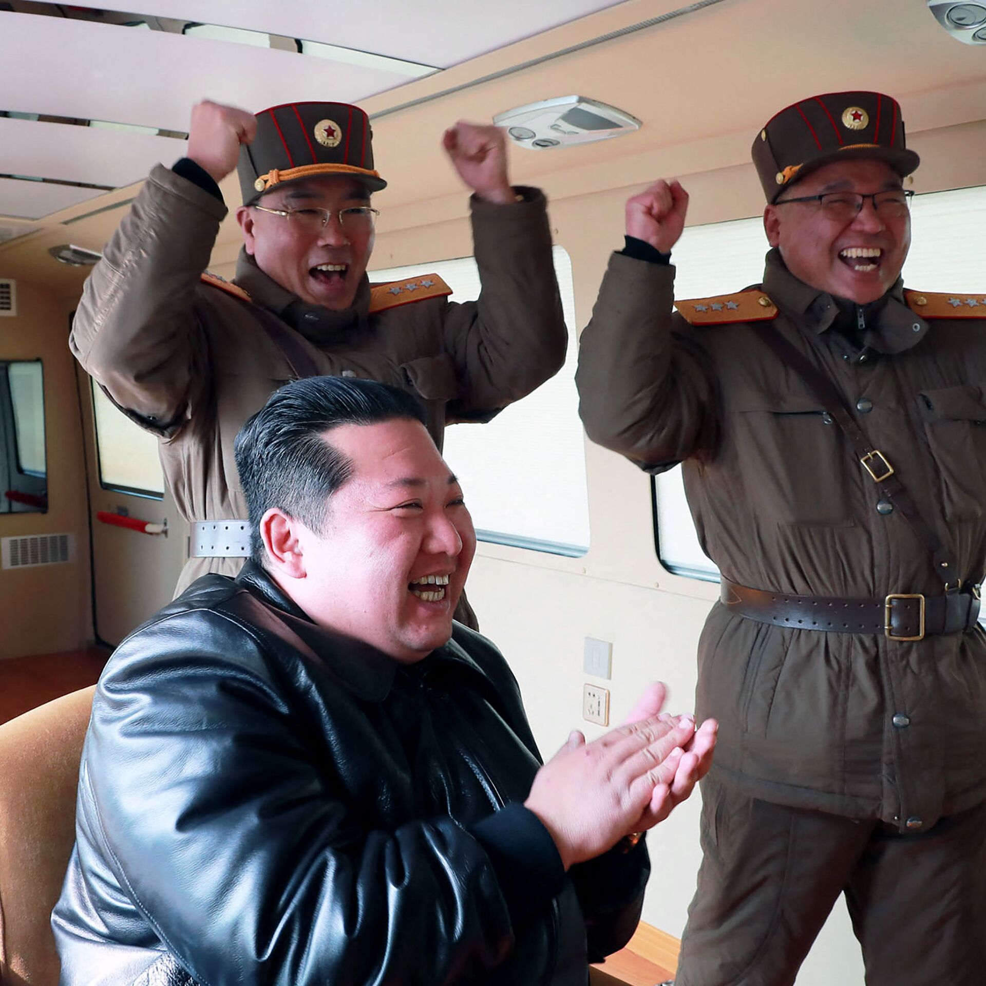 Ким Чен Ын с ракетой