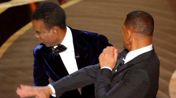 Уилл Смит (справа) ударил Криса Рока во время церемонии вручения наград Американской киноакадемии Оскар, 27 марта 2022 года  - Sputnik Латвия