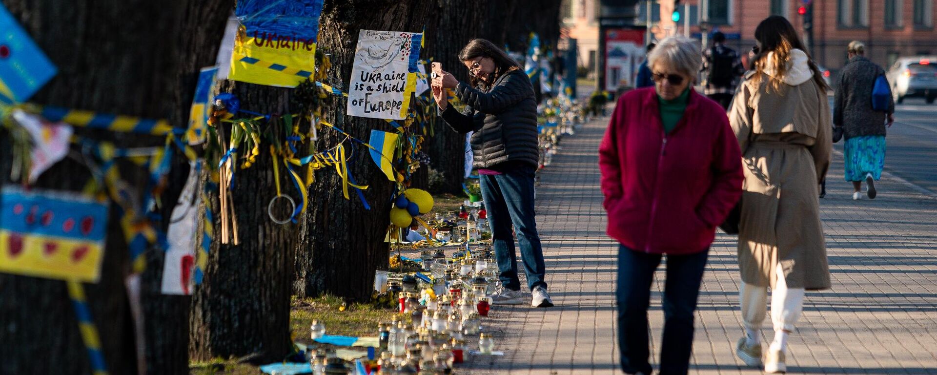 Свечи и плакаты в поддержку Украины напротив посольства Украины в Риге - Sputnik Латвия, 1920, 29.03.2022