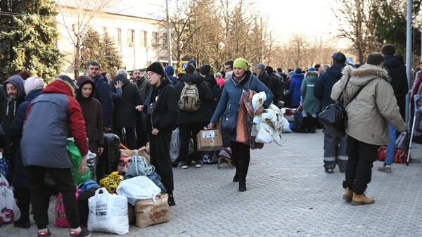 Беженцы из Мариуполя во дворе школы села Никольское Донецкой области, в которой расположен пункт временного размещения, 26 марта 2022 года  - Sputnik Latvija