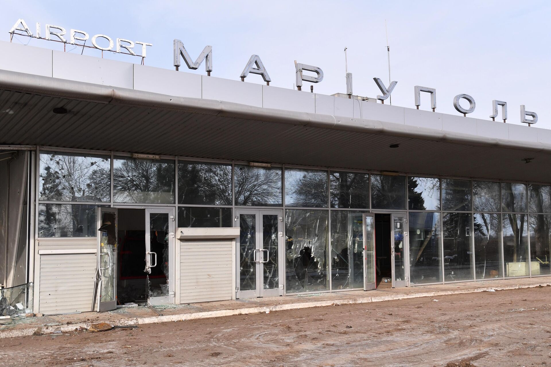 Здание терминала аэропорта Мариуполя, освобожденного бойцами Народной милиции ДНР и российскими военнослужащими, 25 марта 2022 года  - Sputnik Латвия, 1920, 28.03.2022