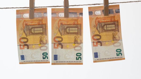 Банкноты евро сушатся на веревке  - Sputnik Латвия