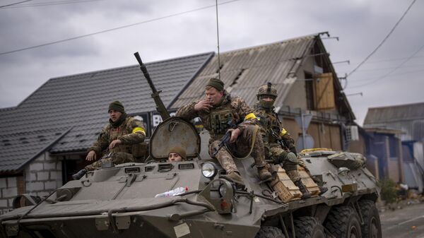 Солдаты ВСУ на бронетранспортере в окрестностях Киева, Украина  - Sputnik Latvija