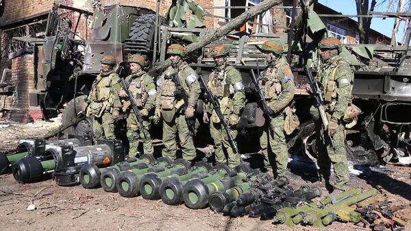 Российские десантники демонстрируют переносные противотанковые управляемые ракеты NLAW, захваченные в бою против украинских военнослужащих на Украине. Стоп-кадр видео - Sputnik Latvija
