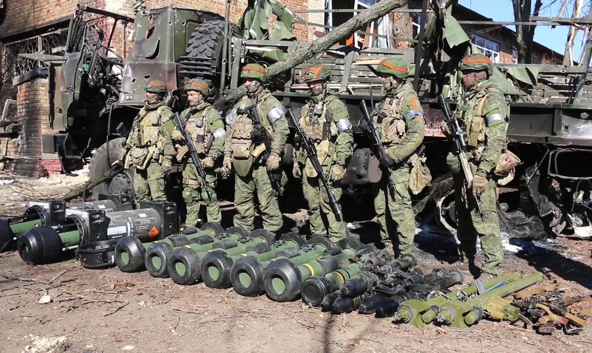 Российские десантники демонстрируют переносные противотанковые управляемые ракеты NLAW, захваченные в бою против украинских военнослужащих на Украине. Стоп-кадр видео - Sputnik Latvija, 1920, 02.05.2022