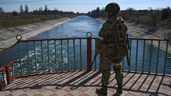 Военнослужащий ВС РФ на дамбе Северо-Крымского канала в Херсонской области - Sputnik Latvija