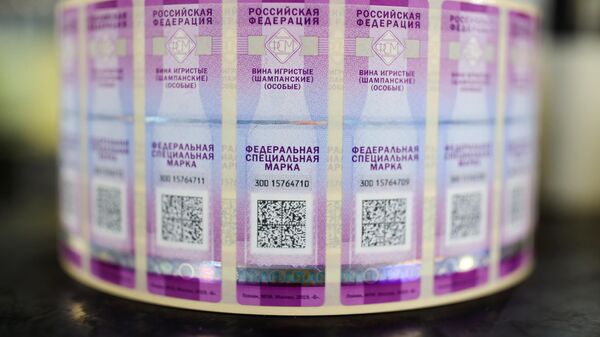 Акцизные марки, используемые при производстве шампанского, на заводе Русского Винного Дома Абрау-Дюрсо в Краснодарском крае - Sputnik Латвия