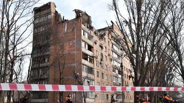 Сотрудники МЧС ДНР ликвидируют последствия попадания снаряда ВСУ в жилой дом на улице Пинтера в Донецке, 30 марта 2022 года  - Sputnik Латвия
