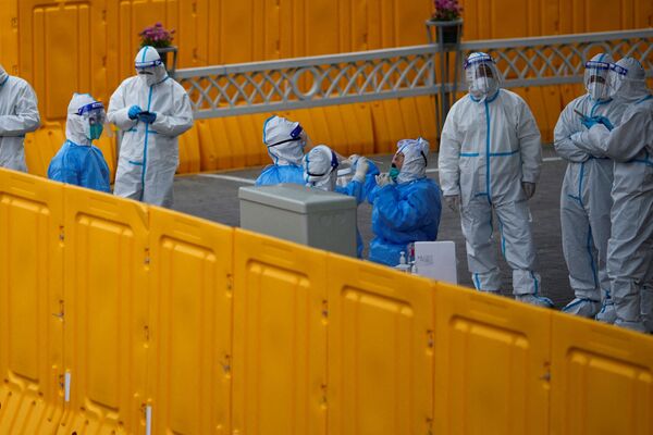 Полицейские и сотрудники спецслужб регулярно проходят тестирование на коронавирусную инфекцию. - Sputnik Латвия