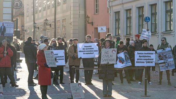 Акция протеста у Сейма Латвии против поправок в Закон о гражданском союзе, позволяющих урегулировать отношения однополым парам  - Sputnik Латвия