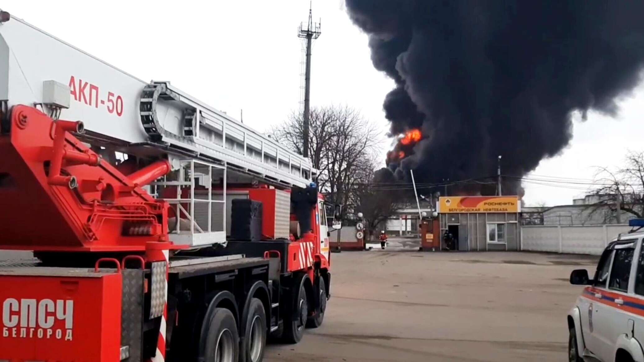 Удар по белгороду 1 января. Нефтебаза в Белгородской области. Обстрела Белгородской области Нефтебаза. Взрыв нефтебазы в Белгороде. Нефтебазу обстреляли в Белгородской области.