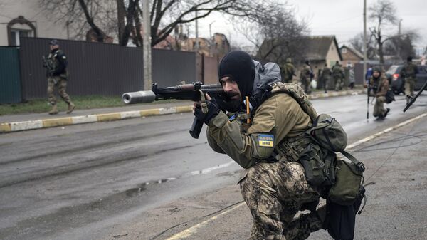 Украинские военнослужащие в пригороде Киева Буче, 2 апреля 2022 года - Sputnik Латвия