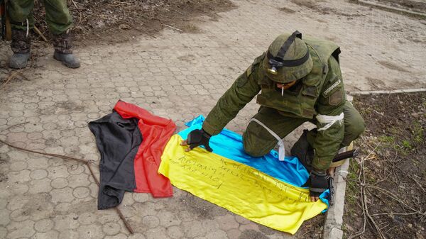 Флаги Украины и Правого сектора (признан экстремистской организацией и запрещен в РФ), найденные в бывшем расположении ВСУ под Мариуполем - Sputnik Латвия