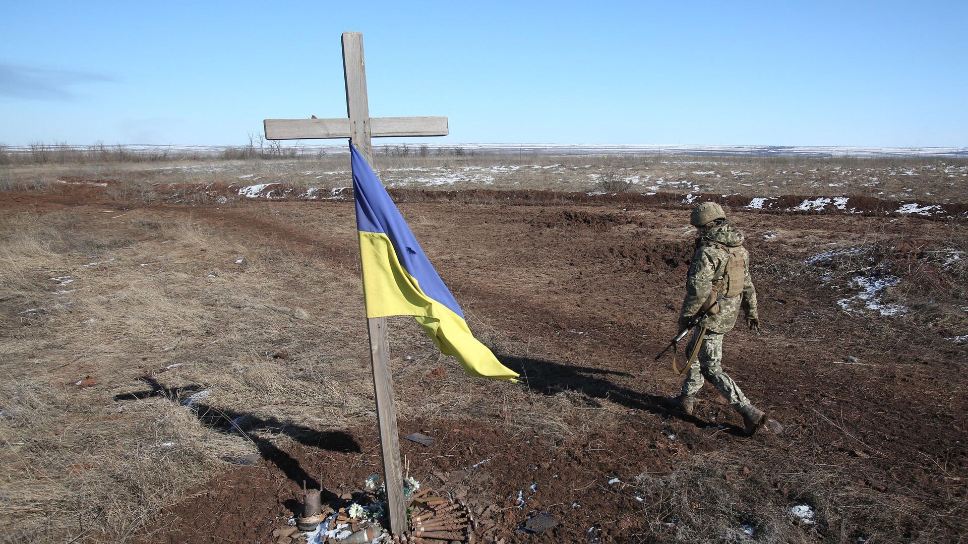 Украинский солдат в городе Светлодарск под Донецком, 12 марта 2022 года  - Sputnik Latvija, 1920, 12.04.2022