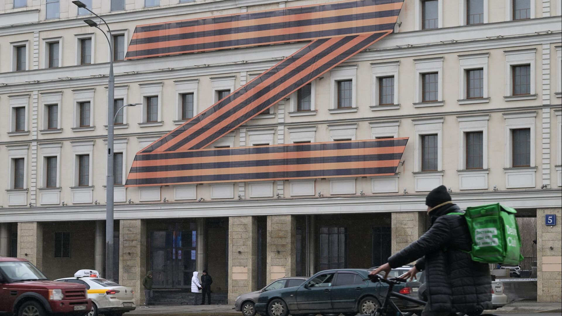 Буква Z на здании Театра Олега Табакова в Москве - Sputnik Латвия, 1920, 07.05.2022