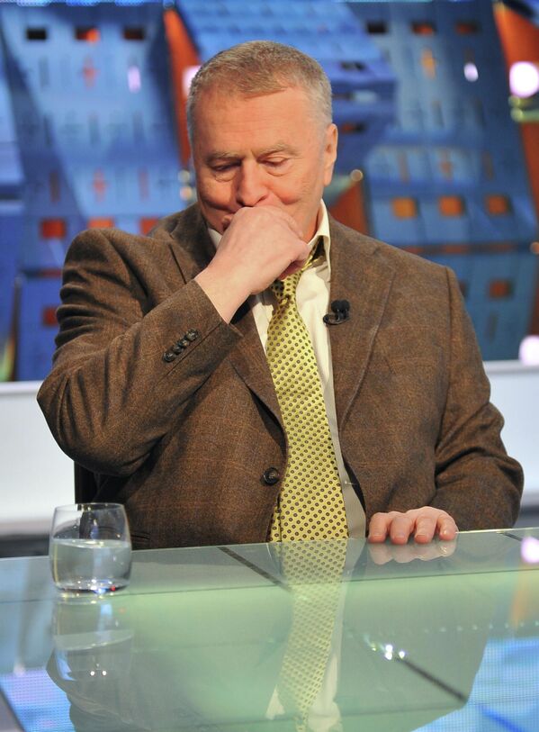Вести дебаты с Жириновским на телевидении всегда было непросто. Часто его последним доводом становилось содержимое стакана, которое он мог плеснуть в лицо оппоненту. - Sputnik Латвия