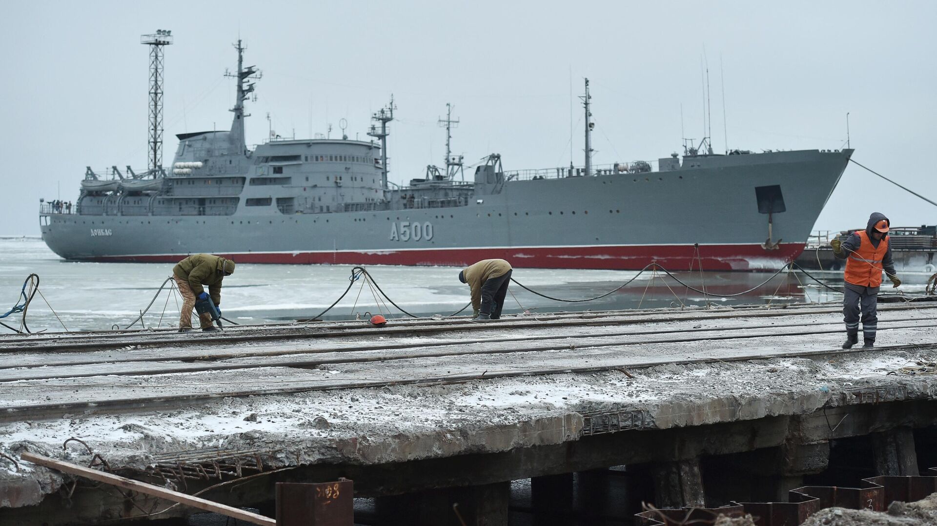 Корабль управления Донбасс ВМС Украины в порту Мариуполя, 2 декабря 2018 года - Sputnik Латвия, 1920, 07.04.2022