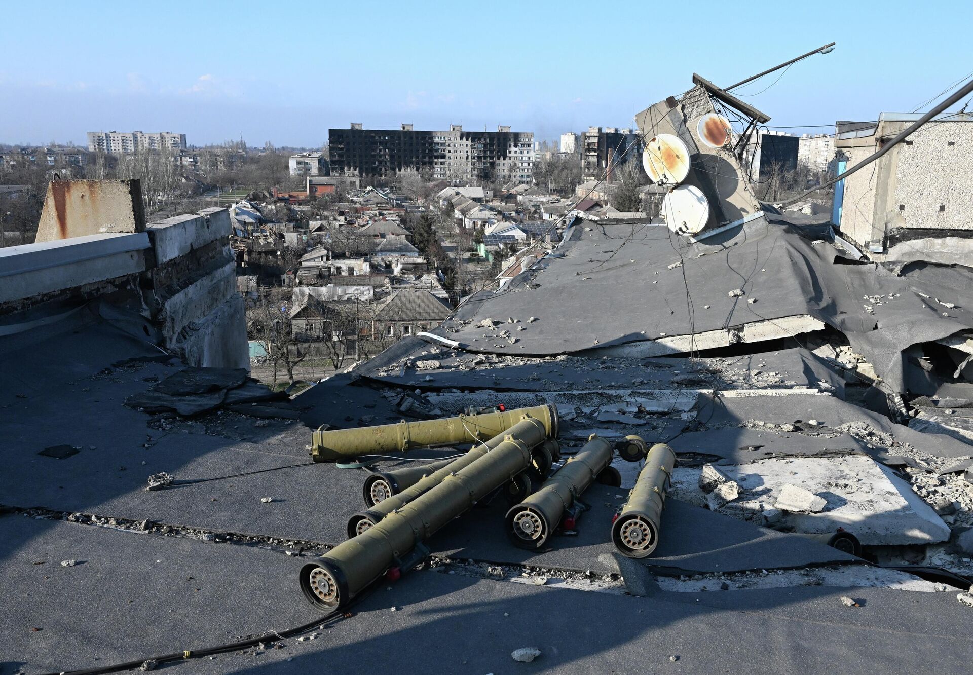 Использованные ПЗРК на крыши жилого дома в Левобережном районе Мариуполя - Sputnik Латвия, 1920, 07.04.2022