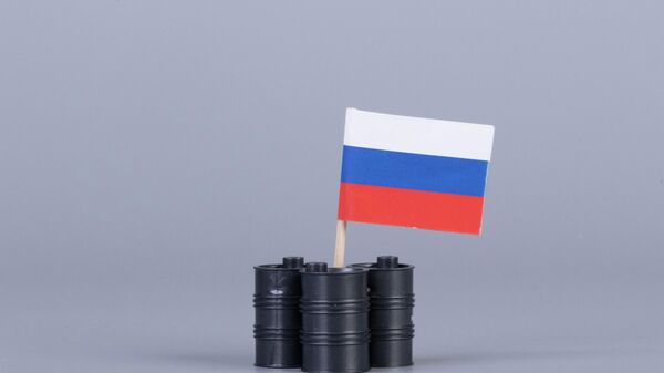 Бочки с нефтью и флаг России - Sputnik Латвия