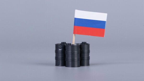 Бочки с нефтью и флаг России - Sputnik Латвия