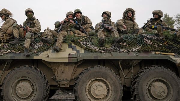 Украинские военные на бронетранспортере - Sputnik Латвия