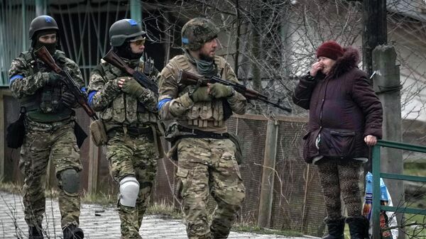 Украинские военные в городе Буча, 2 апреля 2022 года  - Sputnik Latvija