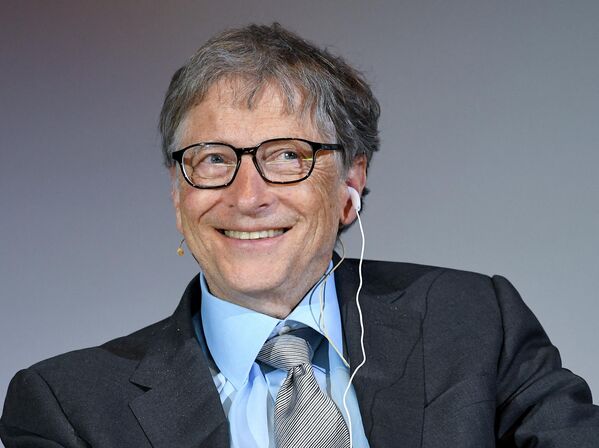 На четвертой строчке Билл Гейтс со своими 129 млрд долларов. Сооснователь Microsoft, который в прошлом году стал холостяком, сейчас активно пишет и публикует книги на тему изменения климата в мире.  - Sputnik Латвия