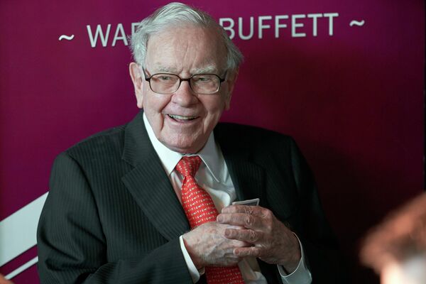 На пятом месте Уоррен Баффет - американский бизнесмен и один из самых крупных и известных инвесторов в мире. Его состояние оценивается в 118 млрд долларов.  - Sputnik Латвия