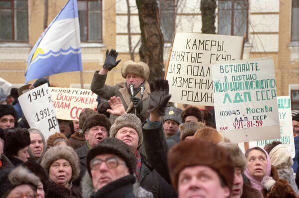 Vladimirs Žirinovskis atbalstīja 1991. gada augusta puču. Viņš cerēja, ka komiteja apturēs kultūras, ekonomikas un drošības sabrukumu, kas ilga jau sešus gadus."Es nicinu komunismu, to ideoloģiju, to savā bezjēdzībā haotisko vispasaules kopmītnes teoriju un praksi, ko iebāza cilvēcei un uzspieda krievu tautai.""Mums jāmīl dzimtene un pastāvīgi jāspēlē uz tautas sliktajām īpašībām. Tāds ir opozīcijas liktenis." (Teikts 1997. gadā.) Vladimirs Žirinovskis atbalstīja 1991. gada augusta puču. Viņš cerēja, ka komiteja apturēs kultūras, ekonomikas un drošības sabrukumu, kas ilga jau sešus gadus."Es nicinu komunismu, to ideoloģiju, to savā bezjēdzībā haotisko vispasaules kopmītnes teoriju un praksi, ko iebāza cilvēcei un uzspieda krievu tautai.""Mums jāmīl dzimtene un pastāvīgi jāspēlē uz tautas sliktajām īpašībām. Tāds ir opozīcijas liktenis." (Teikts 1997. gadā.) - Sputnik Latvija