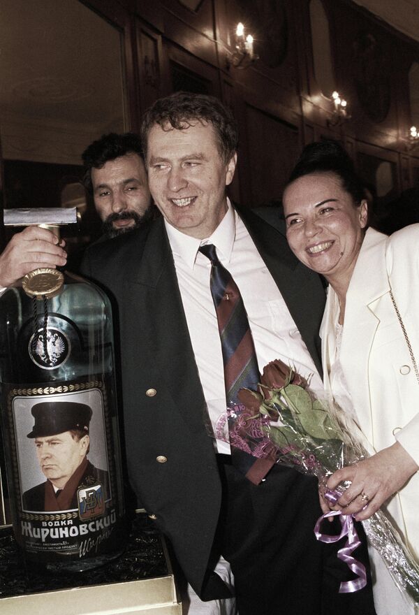 Žirinovskis ar dāvanu dzimšanas dienā. Līdzās – viņa dzīvesbiedre Gaļina. - Sputnik Latvija