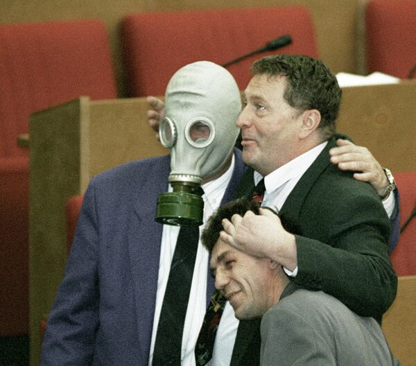 Vladimirs Žirinovskis Valsts domes sēdes pārtraukumā. 1995. gads.&quot;Es neesmu ļaunatminīgs, esmu ļoti labsirdīgs, es varu jau pēc pusstundas ar jums visiem apskauties un bučoties kā Brežņevs, lai jūs nosmaktu manās skavās.&quot; - Sputnik Latvija