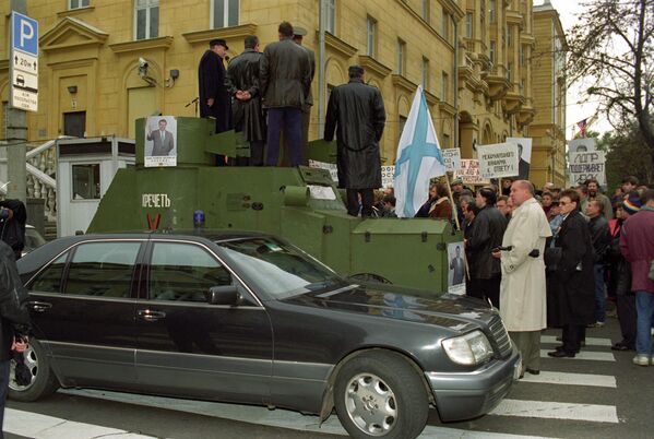 KDLP organizēja protesta akciju pie ASV vēstniecības pret Irākas bombardēšanu 1996. gadā. - Sputnik Latvija