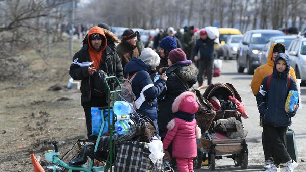 Жители покидают Мариуполь, 18 марта 2022 года  - Sputnik Latvija