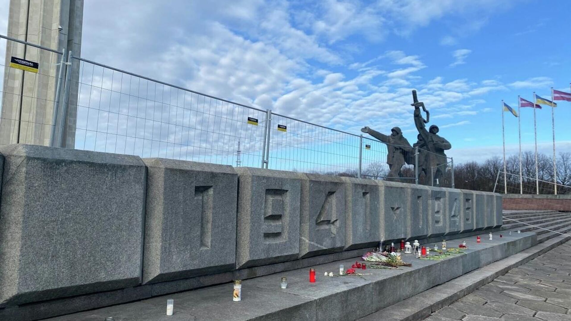 В Риге огородили памятник Освободителям  - Sputnik Латвия, 1920, 22.04.2022