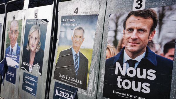 Плакаты кандидатов на президентских выборах во Франции во время первого тура в Париже - Sputnik Латвия