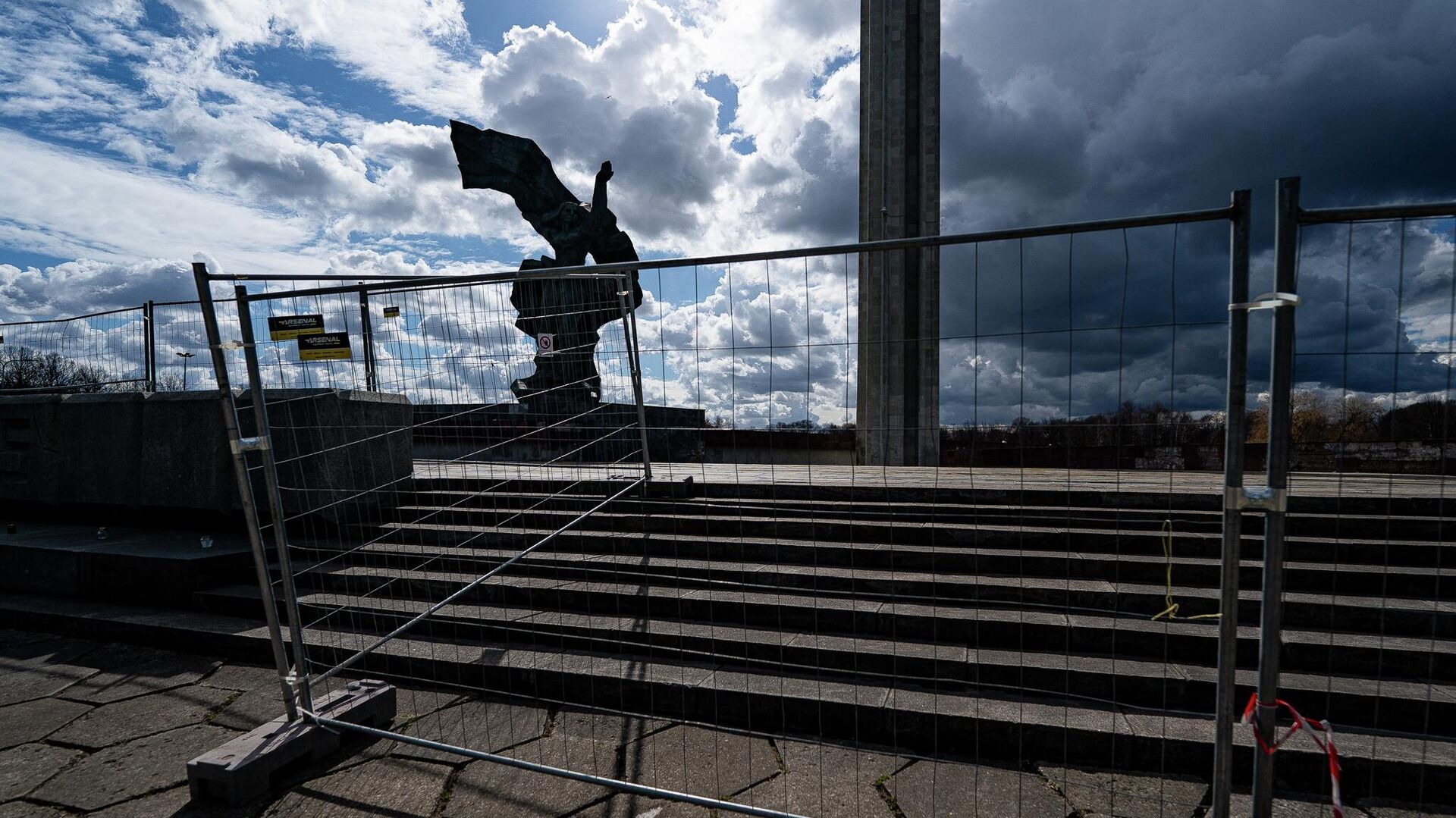 11 апреля мэр Риги принял решение оградить территорию памятника Освободителям Риги в Пардаугаве - Sputnik Латвия, 1920, 06.05.2022