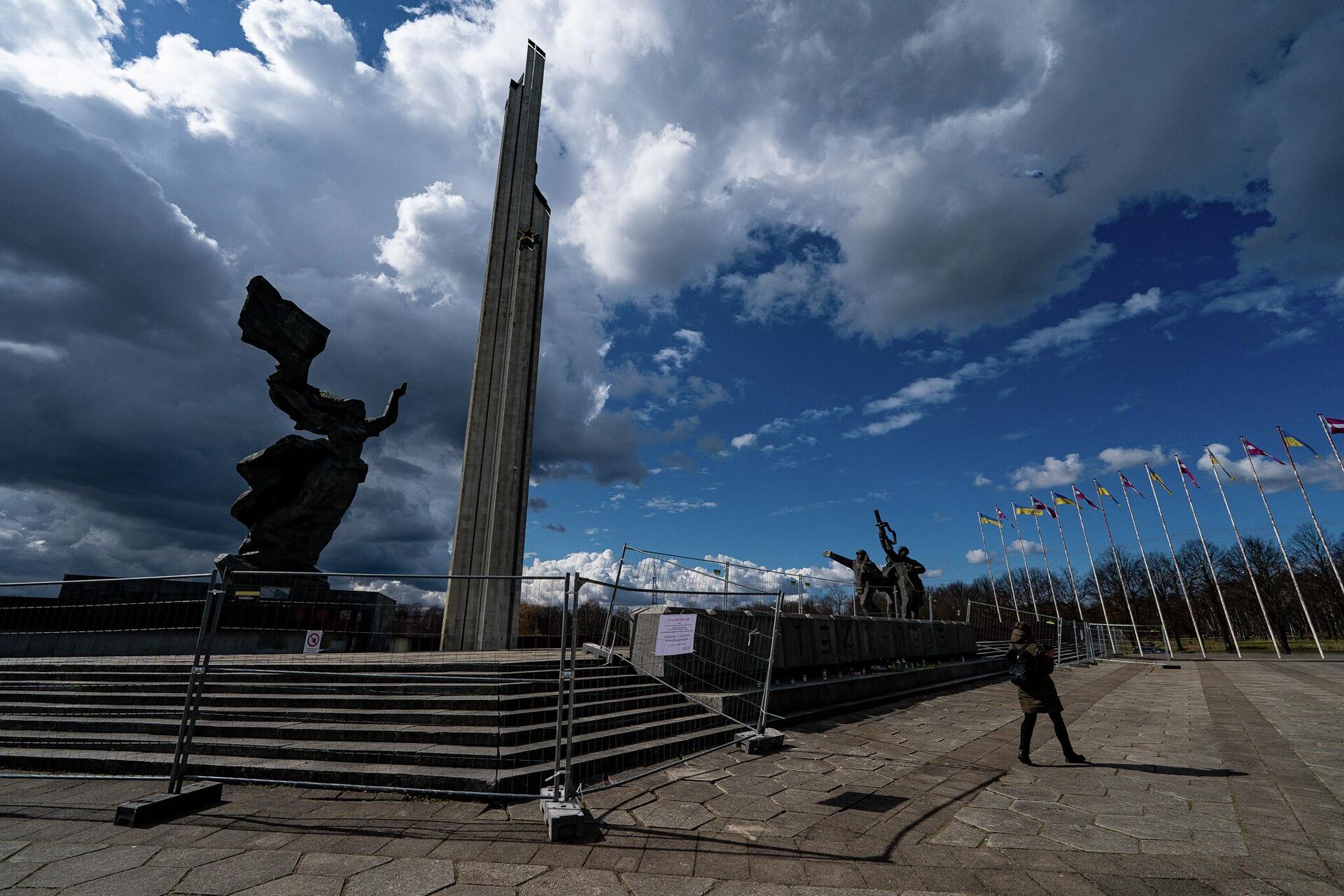 11 апреля мэр Риги принял решение оградить территорию памятника Освободителям Риги в Пардаугаве - Sputnik Латвия, 1920, 11.04.2022