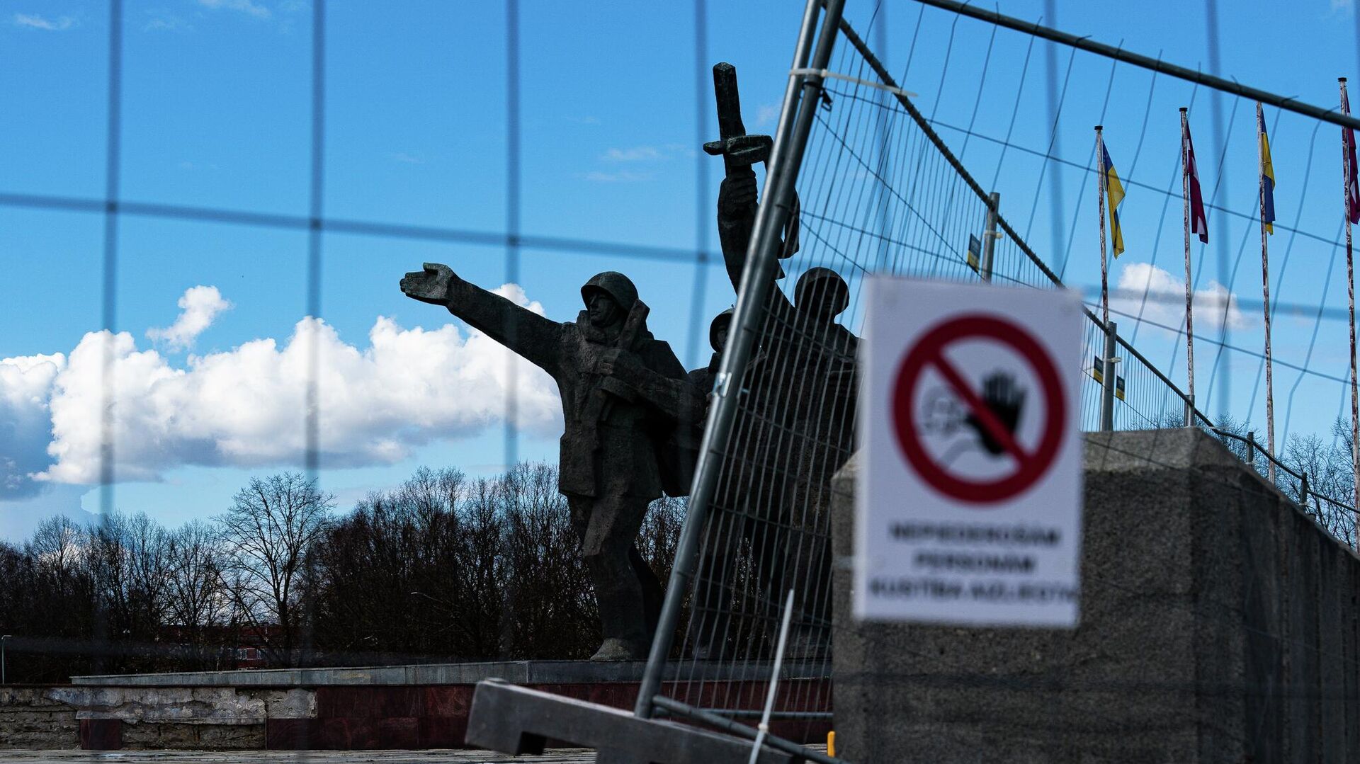 11 апреля мэр Риги принял решение оградить территорию памятника Освободителям Риги в Пардаугаве - Sputnik Латвия, 1920, 28.04.2022