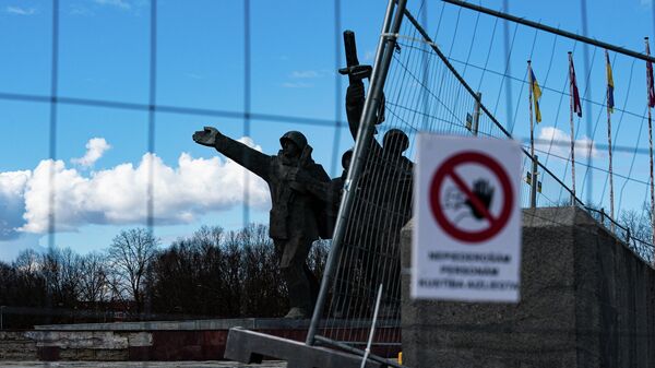 11. aprīlī Rīgas mērs nolēma nožogot Rīgas atbrīvotājiem veltītā pieminekļa teritoriju Pārdaugavā - Sputnik Latvija