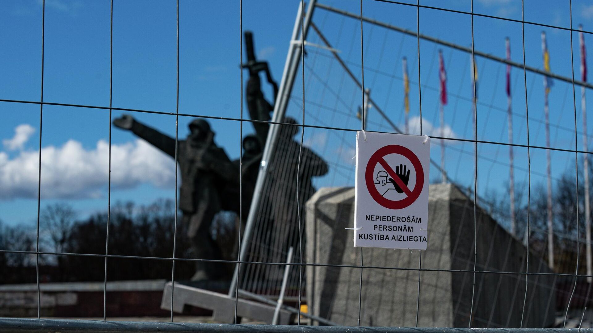 11 апреля мэр Риги принял решение оградить территорию памятника Освободителям Риги в Пардаугаве - Sputnik Латвия, 1920, 11.04.2022