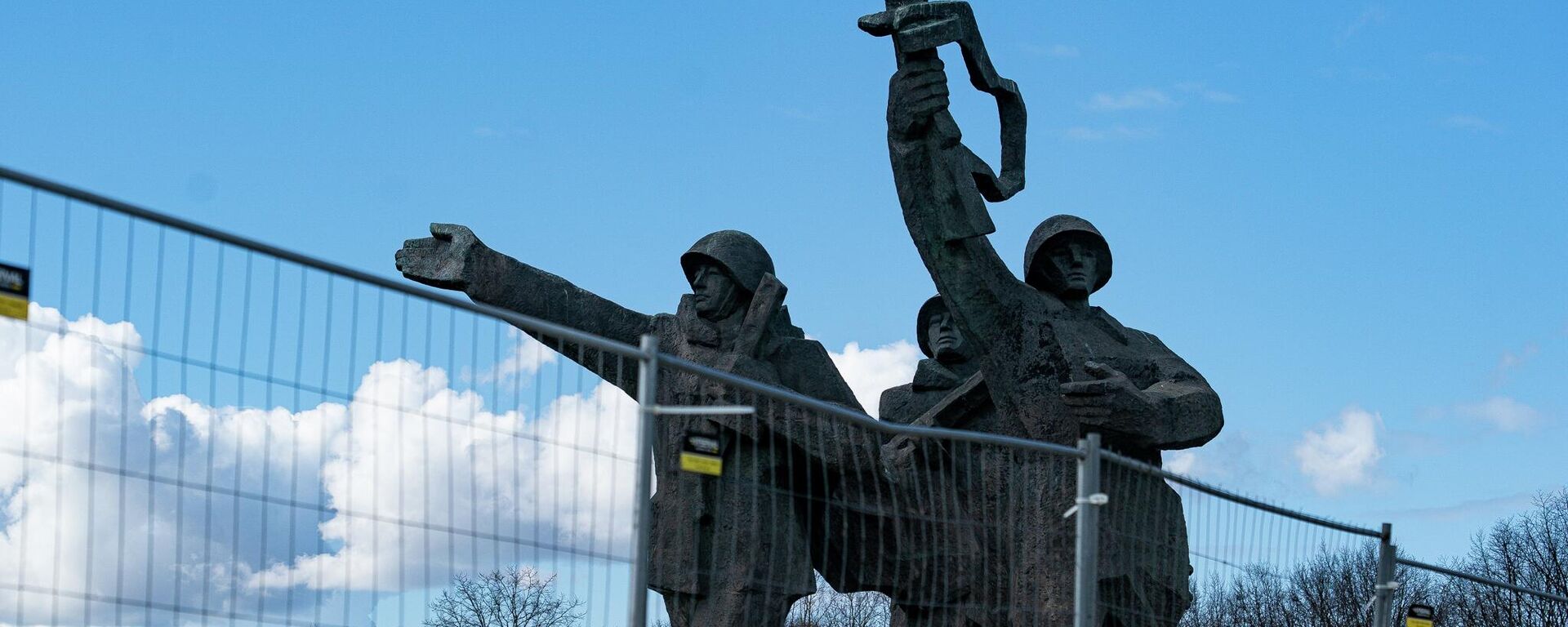 11 апреля мэр Риги принял решение оградить территорию памятника Освободителям Риги в Пардаугаве - Sputnik Латвия, 1920, 06.05.2022
