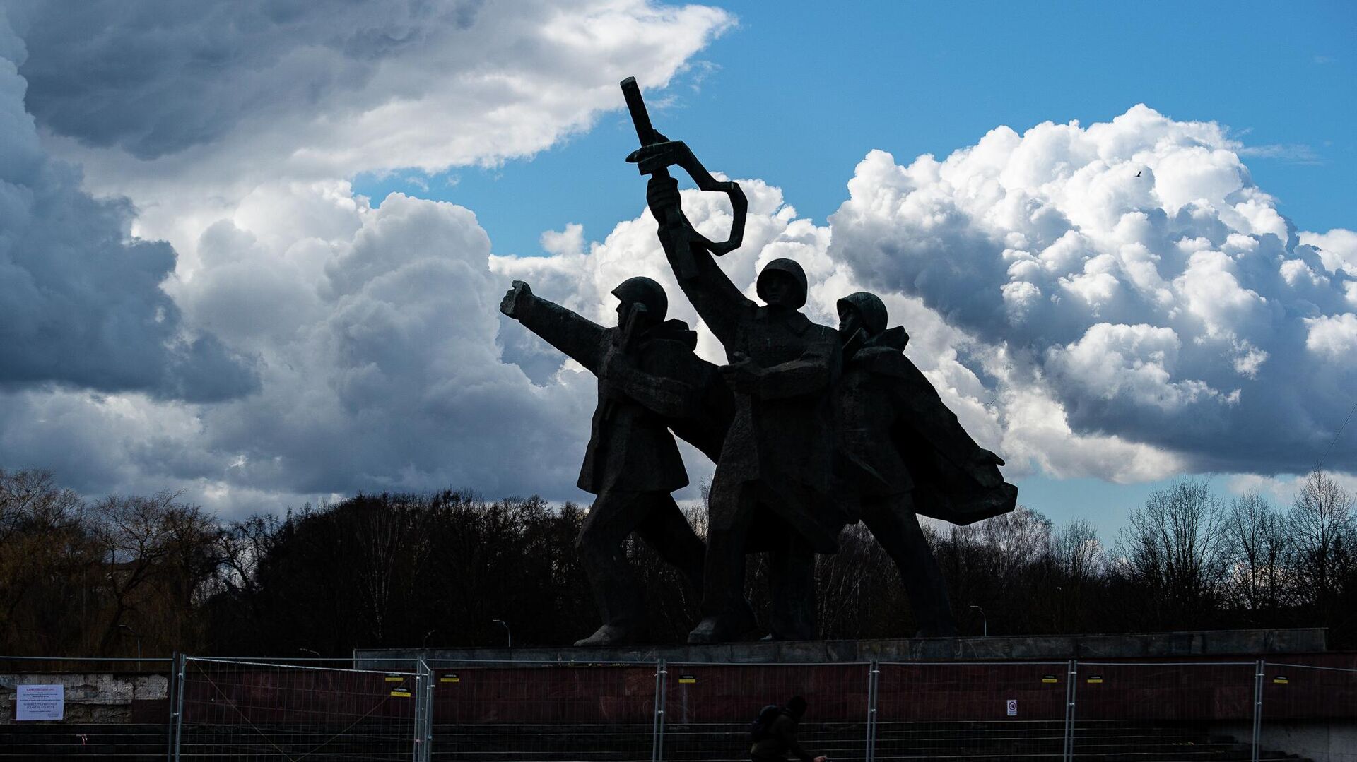 11 апреля мэр Риги принял решение оградить территорию пямятника Освободителям Риги в Пардаугаве - Sputnik Latvija, 1920, 02.05.2022