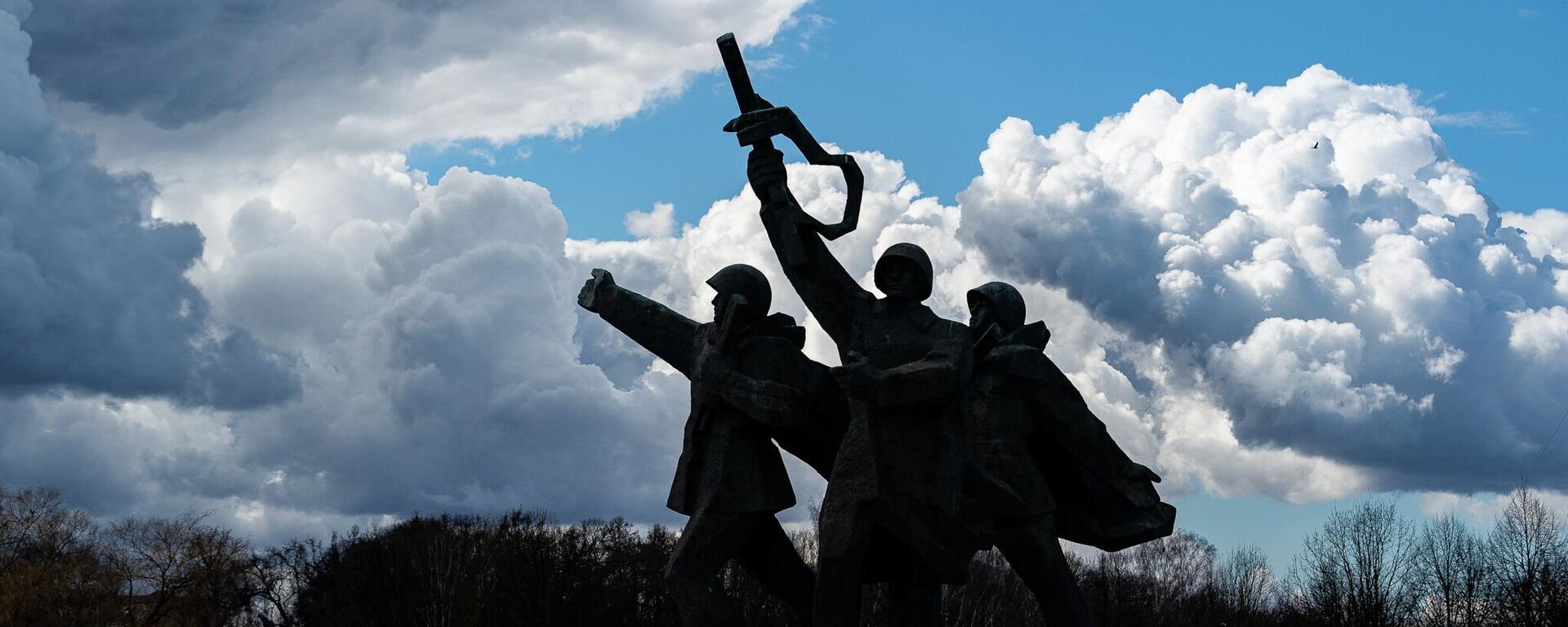 11 апреля мэр Риги принял решение оградить территорию памятника Освободителям Риги в Пардаугаве - Sputnik Латвия, 1920, 12.04.2022